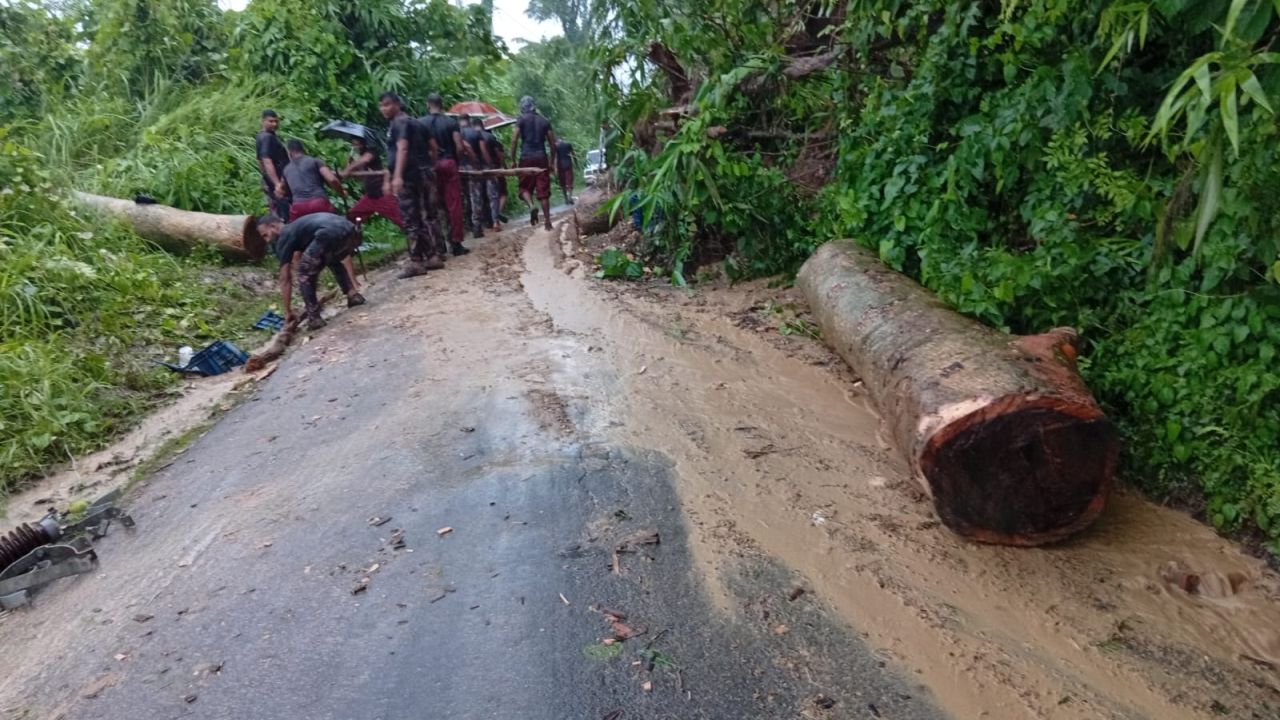 টানা বৃষ্টিতে লণ্ডভণ্ড রোয়াংছড়ি: সড়ক যোগাযোগ বিচ্ছিন্ন, ৪ দিন ধরে বিদ্যুৎহীন পুরো উপজেলা