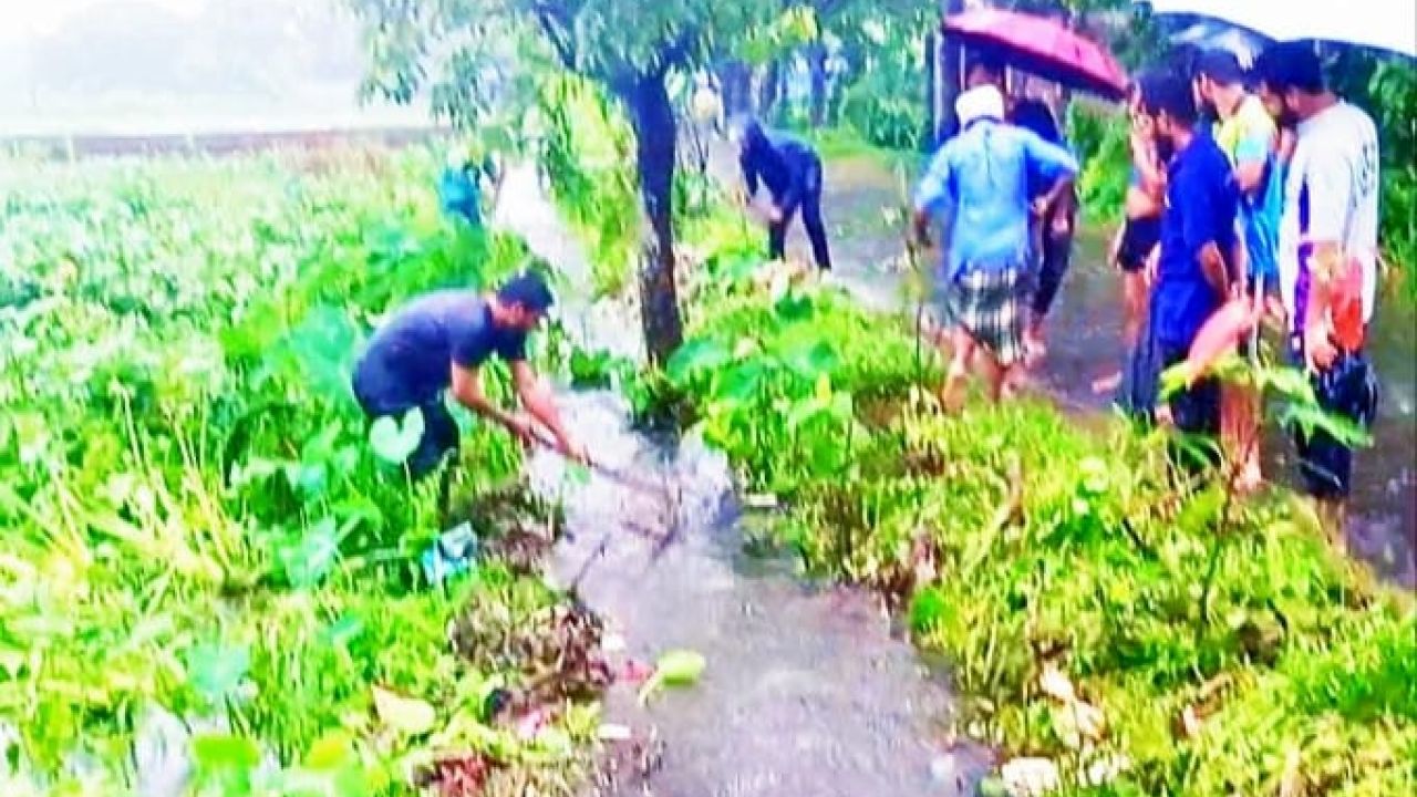 হাটহাজারীতে জলাবদ্ধতা নিরসনে তরুণদের নালা পরিষ্কার