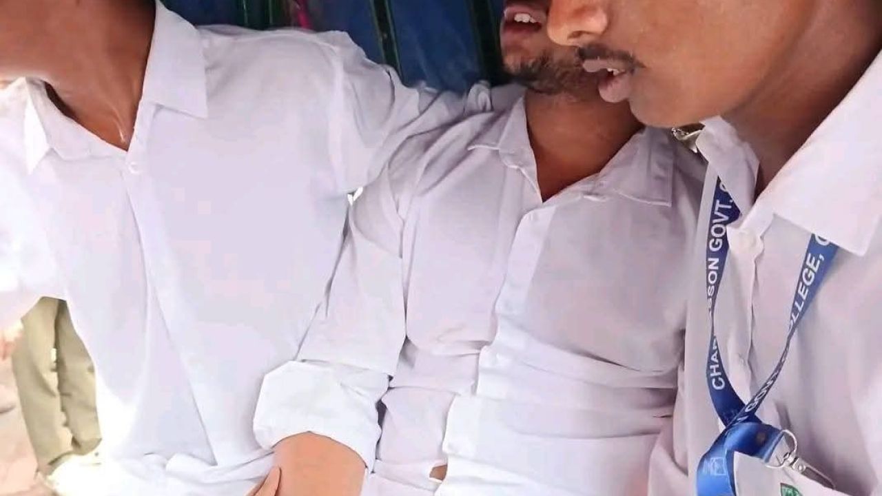 ভোলার চরফ্যাশন সরকারি কলেজের শিক্ষার্থীদের নিয়ন্ত্রণে আনতে পুলিশের টিয়ারশেল নিক্ষেপ