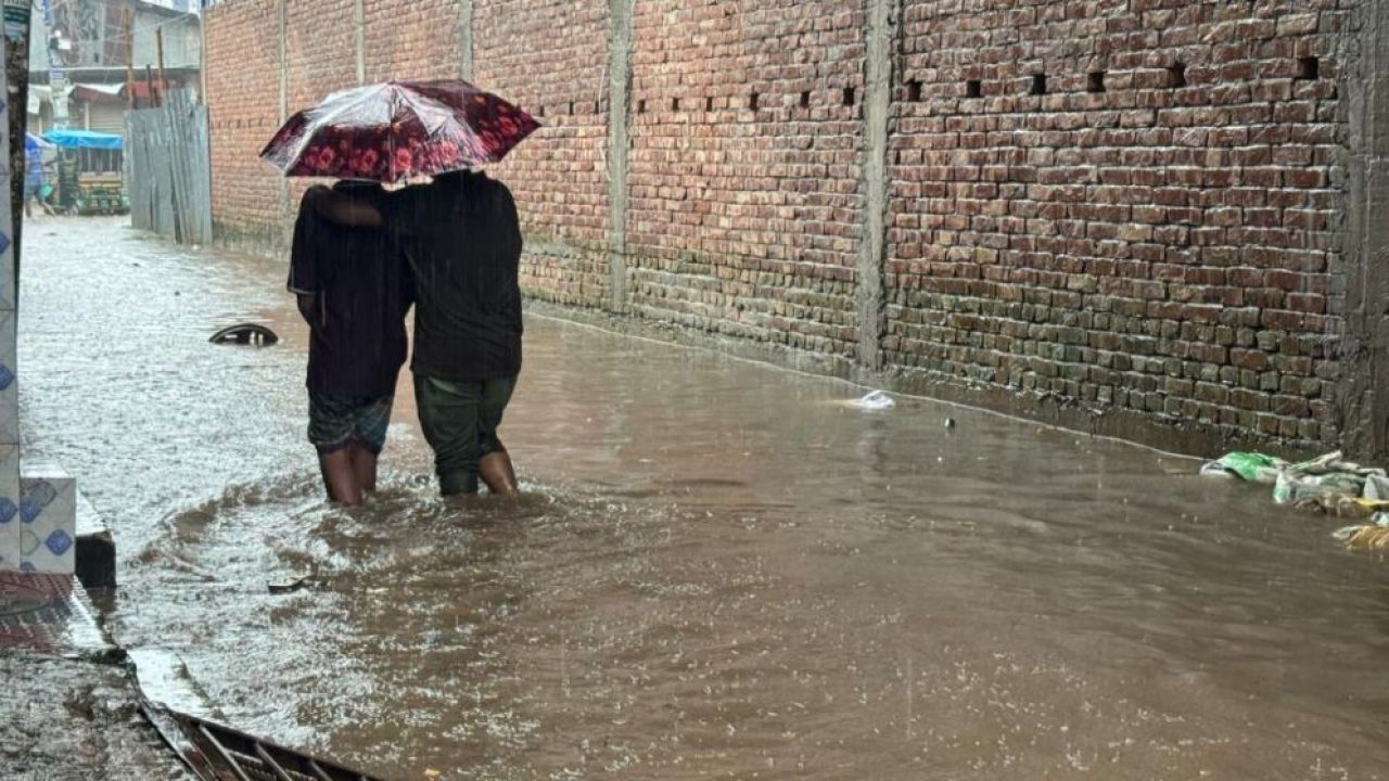 বৃষ্টিতে ডুবল রাজধানী, দুর্ভোগে অফিসগামী ও শিক্ষার্থীরা