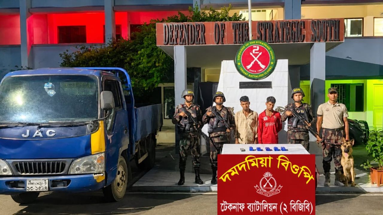 টেকনাফে বিজিবির অভিযানে ৮ হাজার ৮১০ পিস ইয়াবাসহ আটক ২, জব্দ পিকআপ
