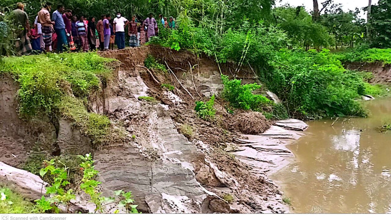 যমুনা শাখা নদীর ভাঙনে ধসে পড়ছে একমাত্র সড়ক, চরম দুর্ভোগে কয়েক হাজার মানুষ