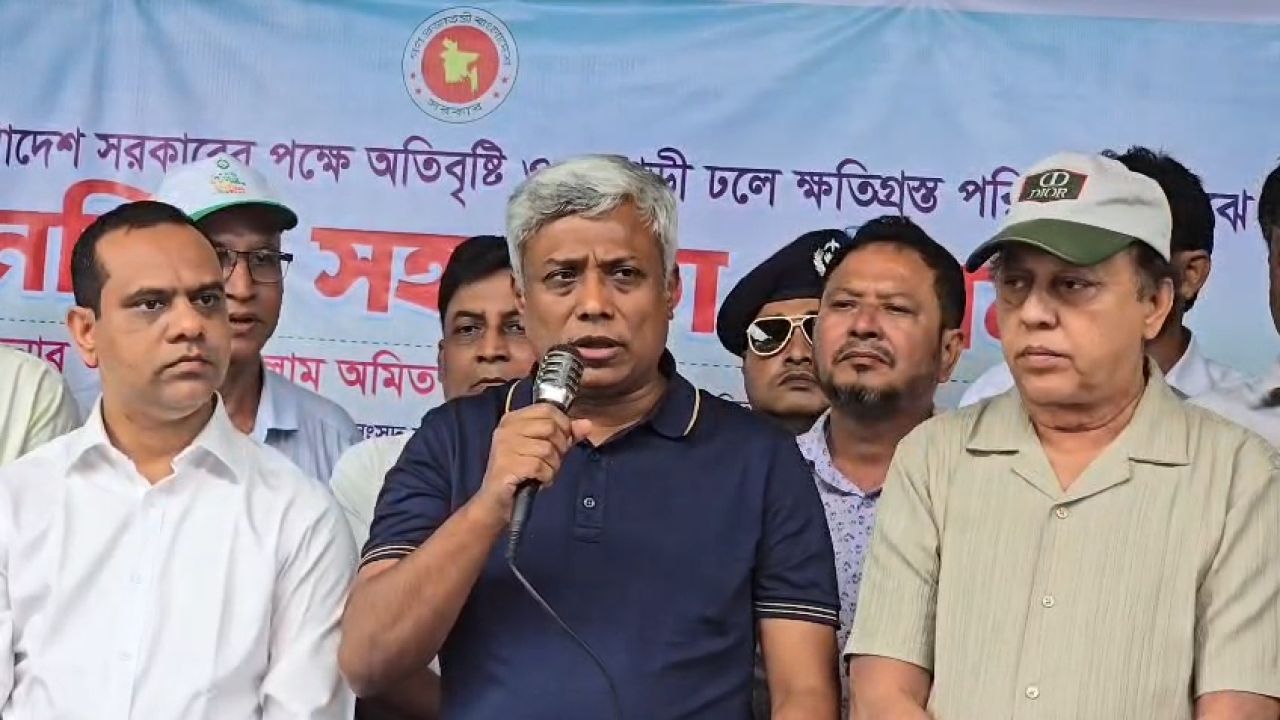 দীঘিনালায় বন্যা-পরবর্তী ক্ষতিগ্রস্ত এলাকা পরিদর্শনে প্রতিমন্ত্রী অনিন্দ্য ইসলাম অমিত, ১,২০০ পরিবারে ত্রাণ বিতরণ