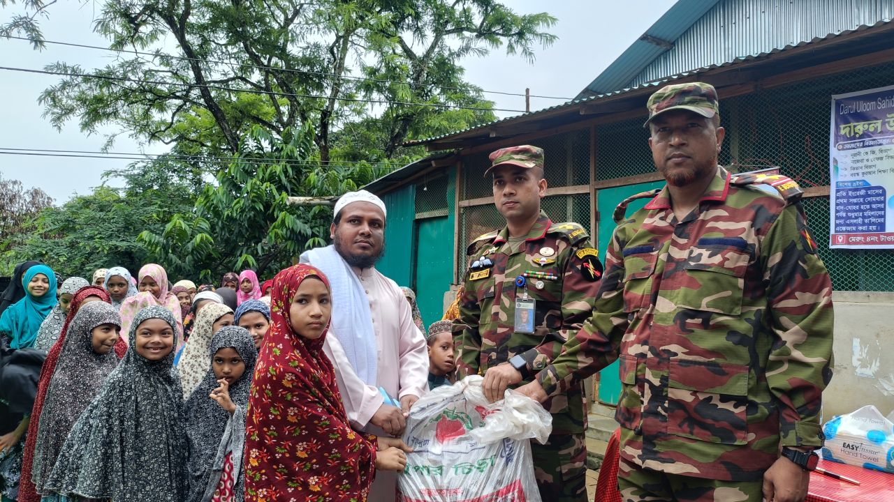 দীঘিনালায় সেনাবাহিনীর উদ্যোগে মাদ্রাসা ও এতিমখানায় গাছের চারা ও শুকনো খাদ্য বিতরণ