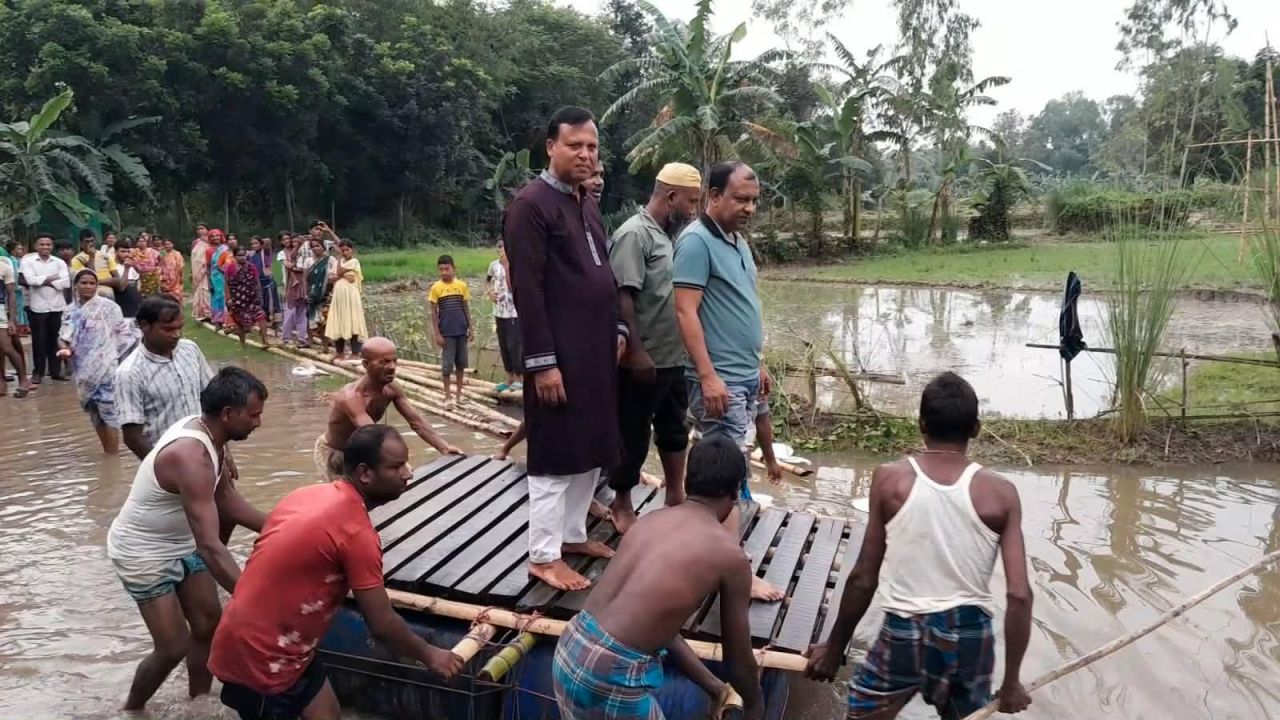 নদী পারাপারে ভোগান্তি, নিজ খরচে ভাসমান সেতু বানালেন বিএনপি নেতা মীর জাহিদ