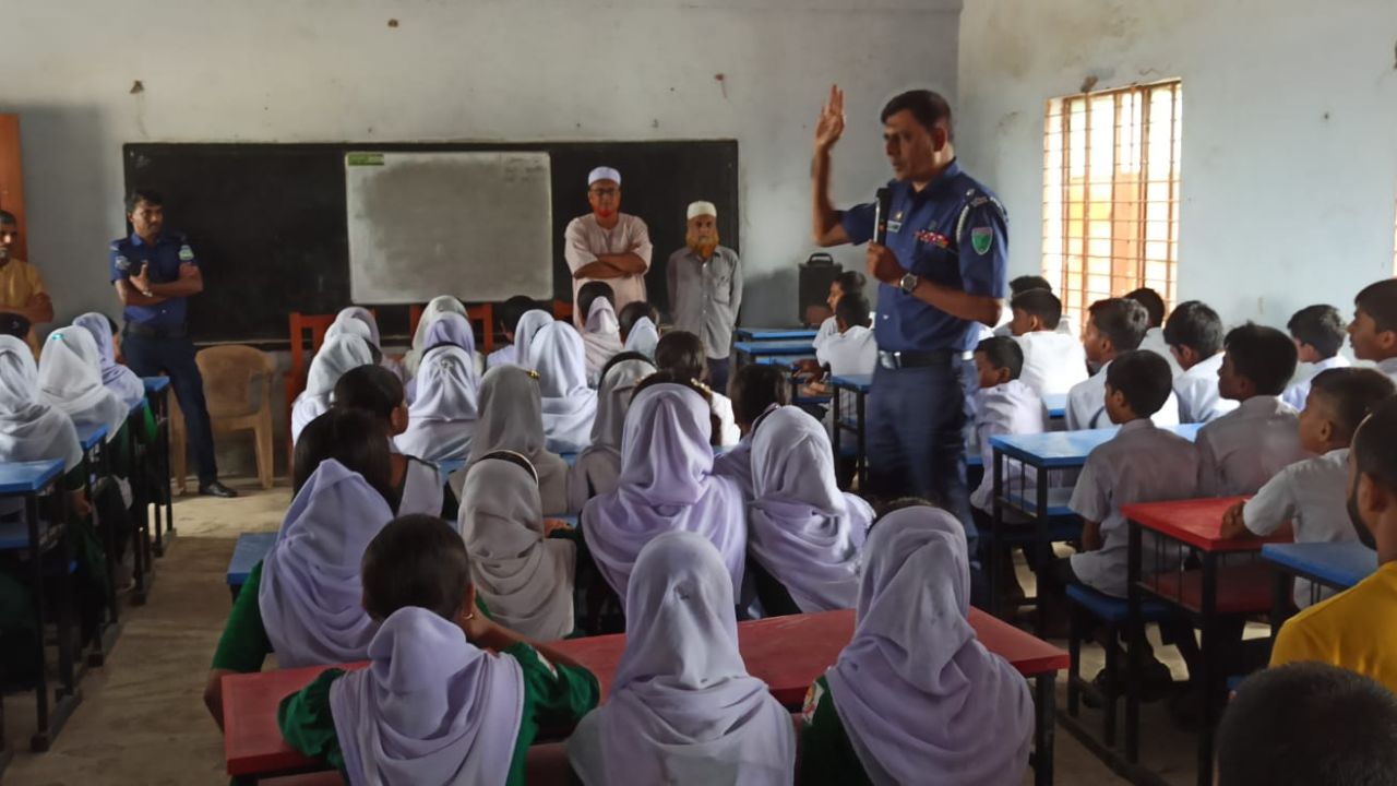 চামরদানী উচ্চ বিদ্যালয়ে ওসি শাহাবুদ্দিন শাহিনের সচেতনতামূলক উন্মুক্ত আলোচনা