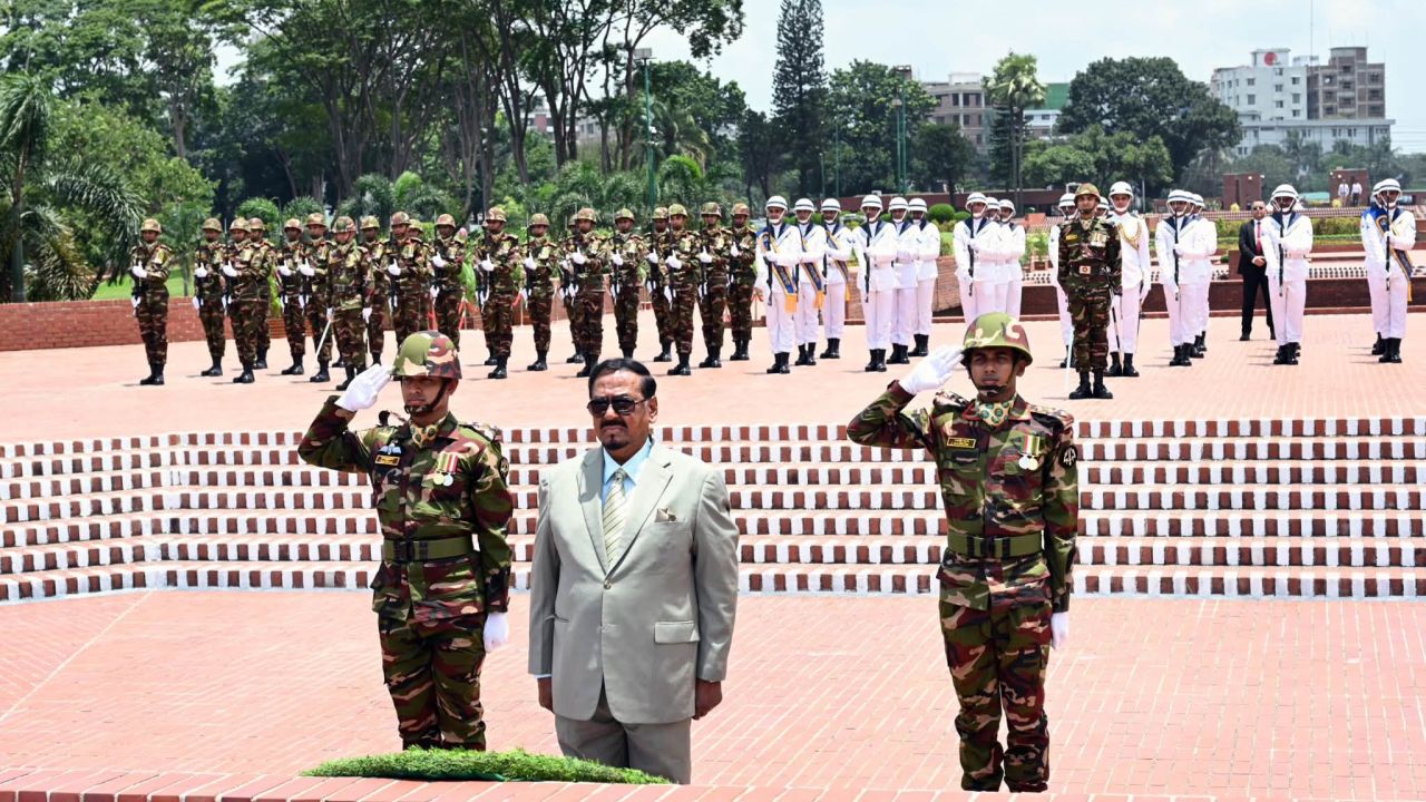 বীর শহীদদের প্রতি শ্রদ্ধা জানিয়ে দায়িত্ব শুরু ভারপ্রাপ্ত রাষ্ট্রপতির