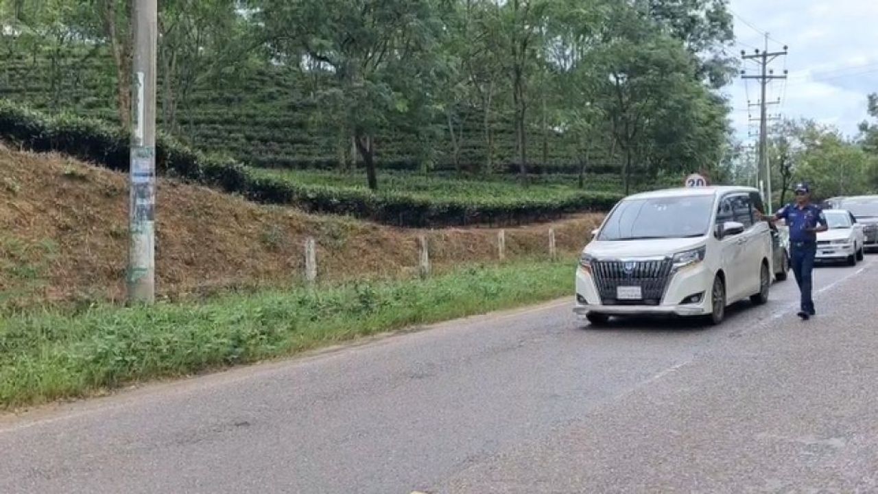 পুলিশি ব্যারিকেড ভেঙে হবিগঞ্জের পথে এনসিপি