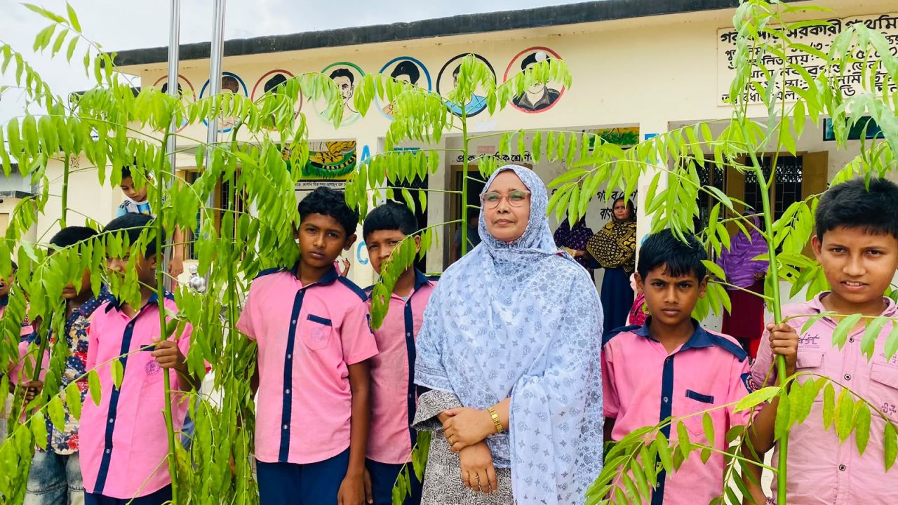 নবাবগঞ্জে ১০ বছর ধরে শিক্ষার্থীদের হাতে চারাগাছ তুলে দিচ্ছেন শ্রেষ্ঠ শিক্ষক আর্জিনা খাতুন