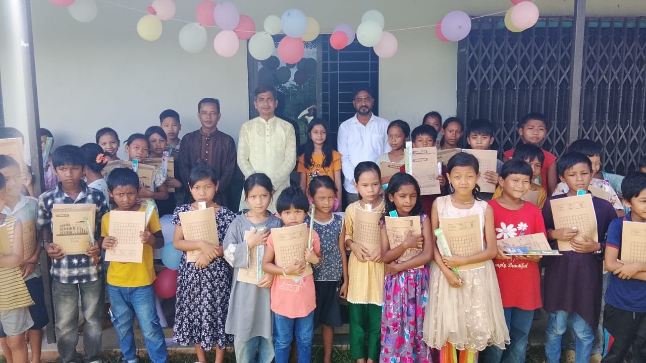 রোয়াংছড়িতে থানা পুলিশের উদ্যোগে শিক্ষার্থীদের মাঝে শিক্ষা উপকরণ বিতরণ