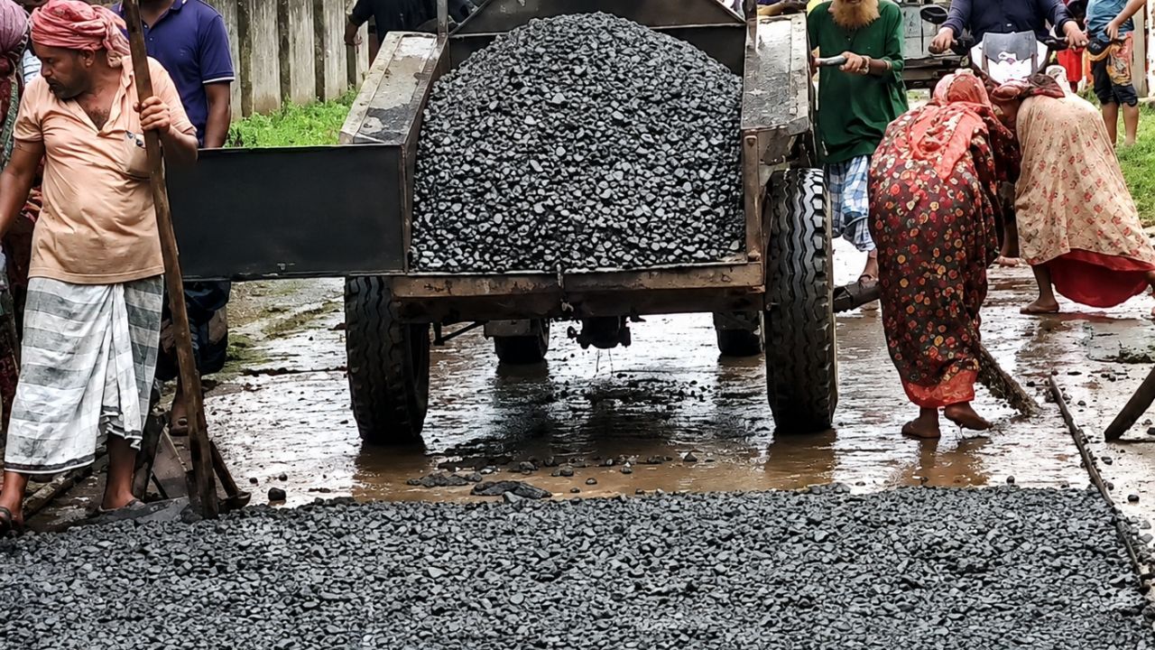বাজিতপুরে বৃষ্টির মধ্যেই রাস্তার পিচ ঢালাই, প্রকৌশলীর তদারকি নিয়ে তীব্র প্রশ্ন