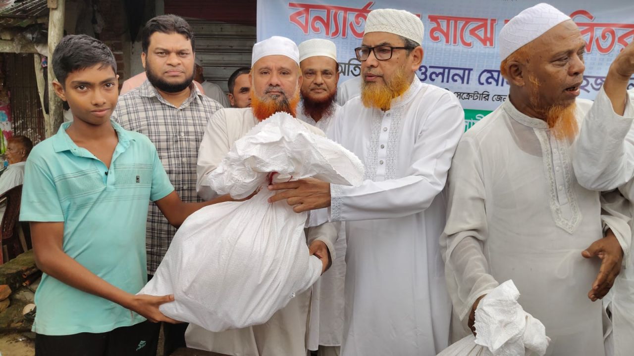 জামায়াতের কেন্দ্রীয় নেতা মুহাম্মদ শাহজাহানের উপস্থিতিতে কক্সবাজারে বন্যার্তদের মাঝে উপহার সামগ্রী বিতরণ