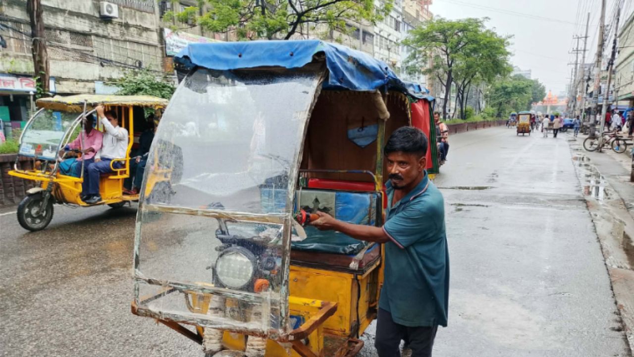 নারায়ণগঞ্জে থেমে গেছে খেটে খাওয়া মানুষের জীবিকার চাকা