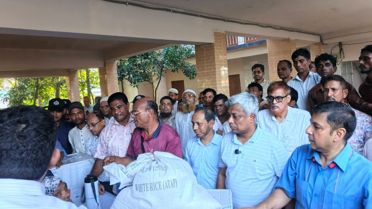 কক্সবাজারে বন্যাদুর্গত এলাকা পরিদর্শনে আসেন প্রতিমন্ত্রীসহ সরকারের ঊর্ধ্বতন কর্মকর্তারা