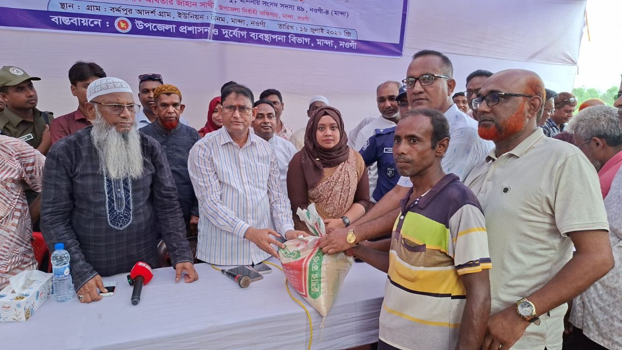 মান্দায় জলাবদ্ধতায় ক্ষতিগ্রস্ত ৪০০ পরিবারের মাঝে ত্রাণ বিতরণ