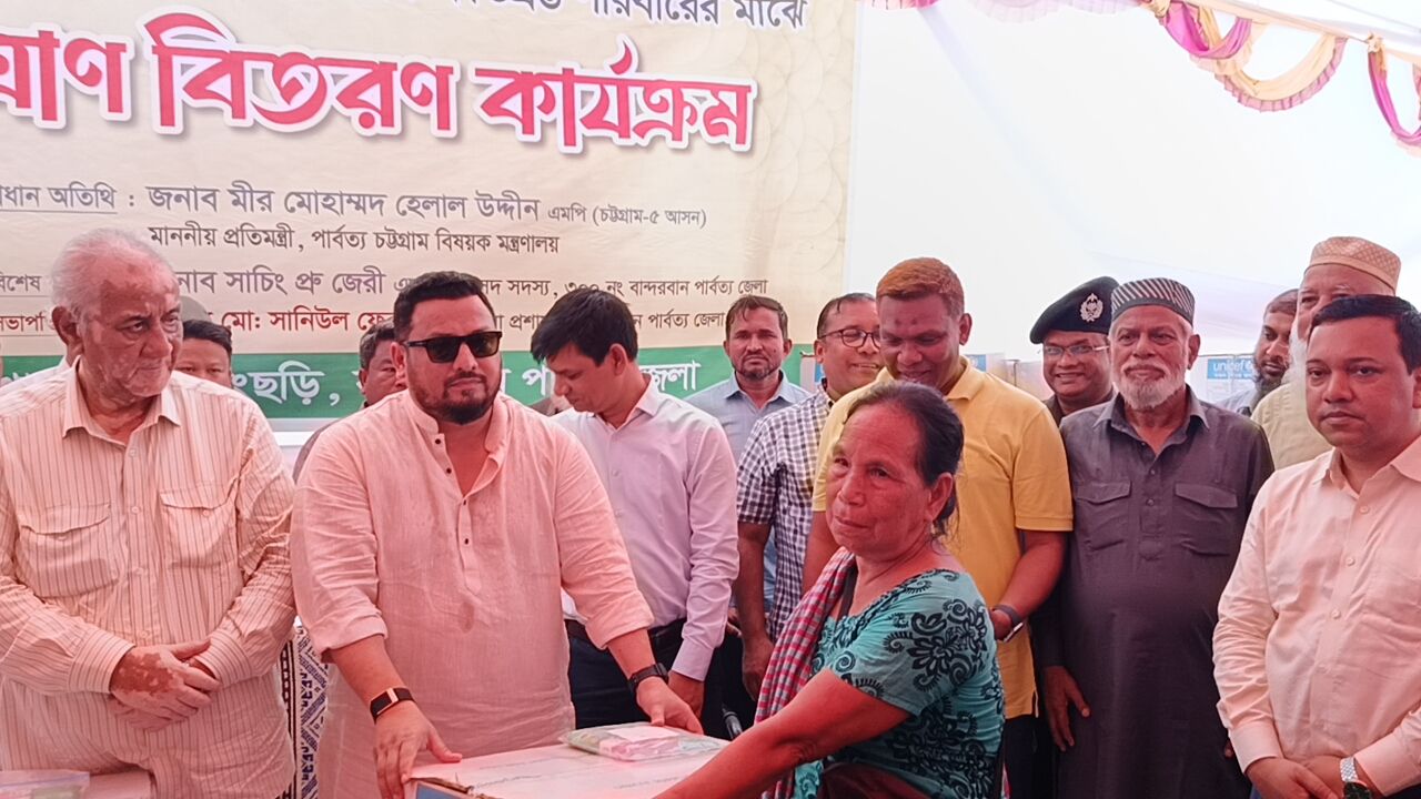 রোয়াংছড়িতে বন্যাদুর্গতদের পাশে পার্বত্য প্রতিমন্ত্রী মীর হেলাল জরুরি ত্রাণ ও পুনর্বাসনের আশ্বাস