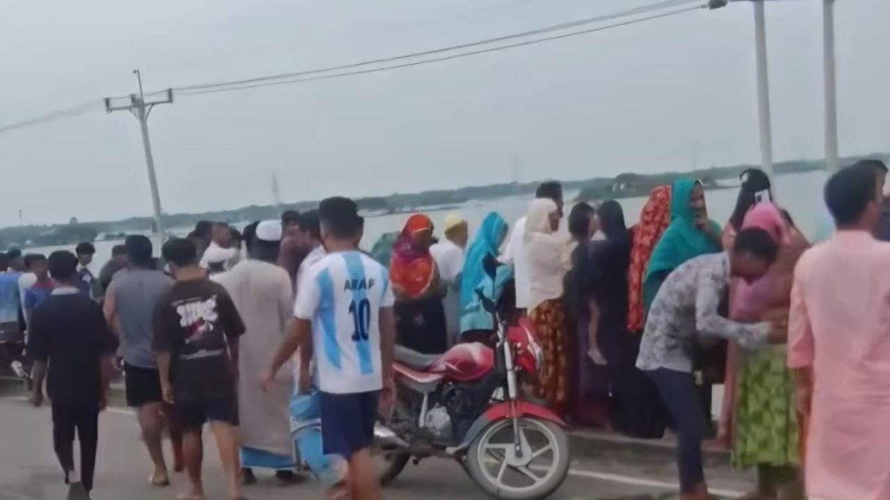 টিকটক করতে গিয়ে বিদ্যুৎস্পৃষ্ট হয়ে নদীতে নিখোঁজ কিশোর, নিকলীতে শোকের ছায়া।