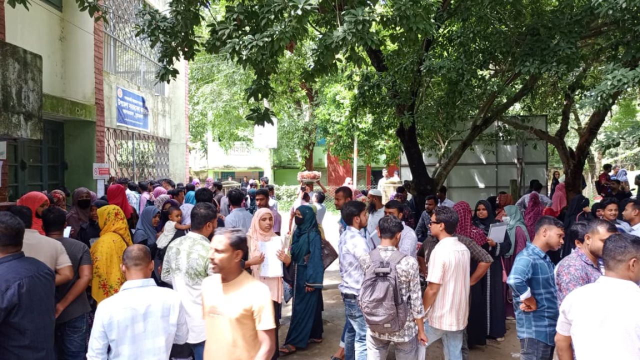 চুয়াডাঙ্গার আলমডাঙ্গায় ‘ফ্যামিলি কার্ড’ প্রকল্পের ভাইভায় চরম ভোগান্তির শিকার হাজারো চাকরিপ্রার্থী