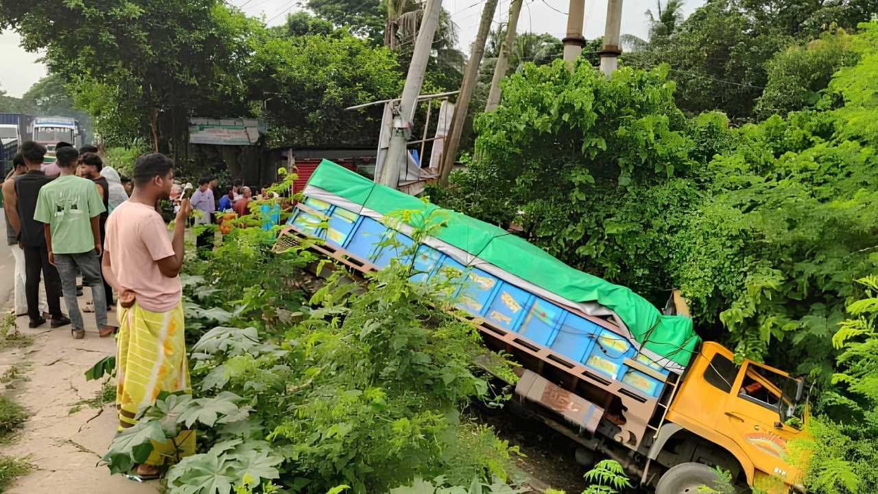 সোনারগাঁয়ে ট্রাকের ধাক্কায় পথচারী নিহত, আহত ৪