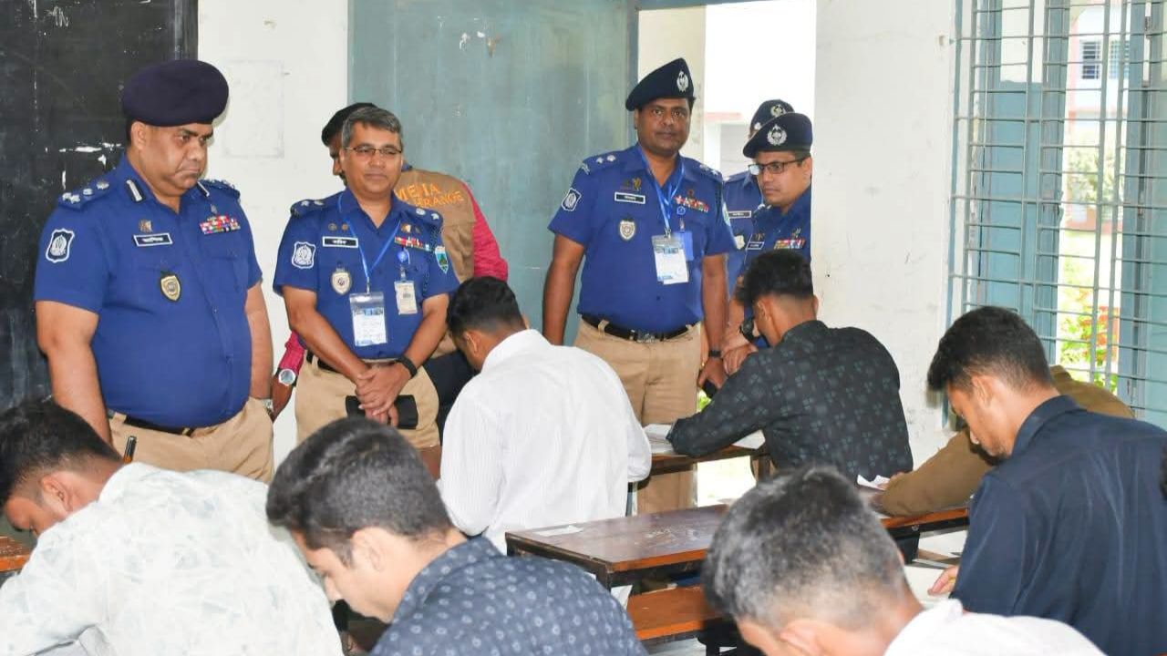 এএসআই নিরস্ত্র পদে নিয়োগের প্রথম দিনের লিখিত পরীক্ষা সুষ্ঠুভাবে অনুষ্ঠিত