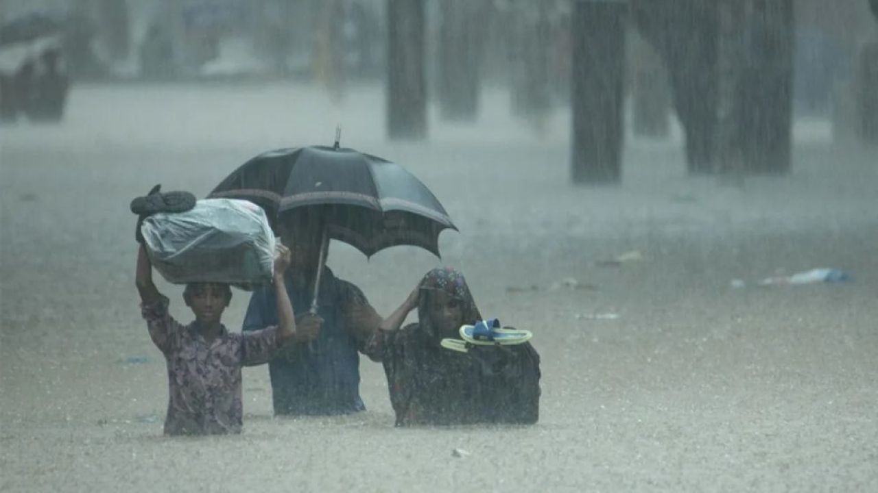 আসছে টানা পাঁচ দিনের বৃষ্টি, কয়েক বিভাগে বন্যার শঙ্কা