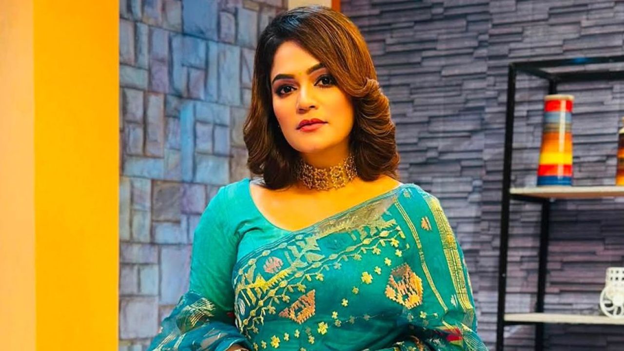 ভয়াবহ সড়ক দুর্ঘটনায় অল্পের জন্য প্রাণে বাঁচলেন মৌসুমী মৌ