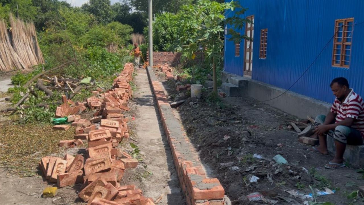 রাজৈরে প্রবাসীকে বাউন্ডারি নির্মাণে বাধা দেওয়ার অভিযোগ