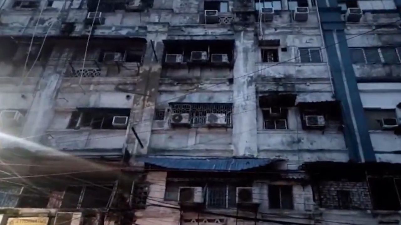 কলকাতার হোটেলে ভয়াবহ অগ্নিকাণ্ড' শিশুসহ ৯ বাংলাদেশির মৃত্যু