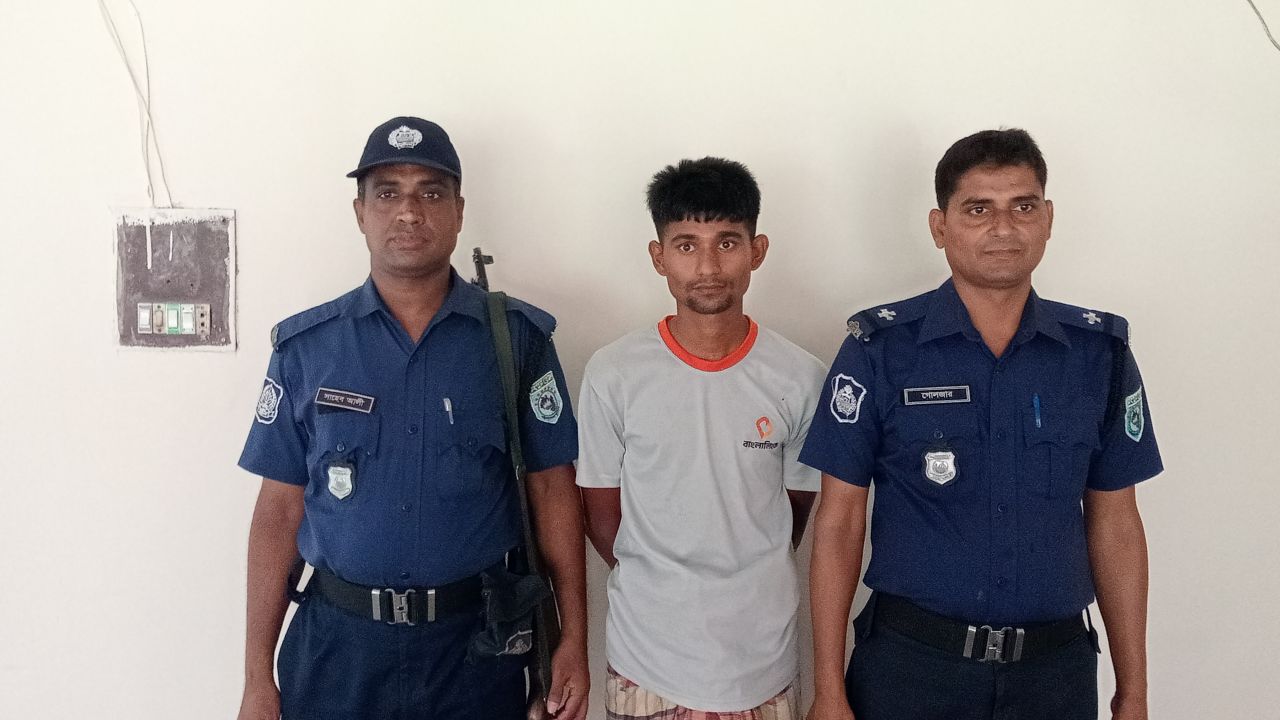 নবাবগঞ্জে প্রবাসীর স্ত্রীর গোপন ভিডিও ধারণের অভিযোগ, পর্নোগ্রাফি মামলায় যুবক গ্রেপ্তার