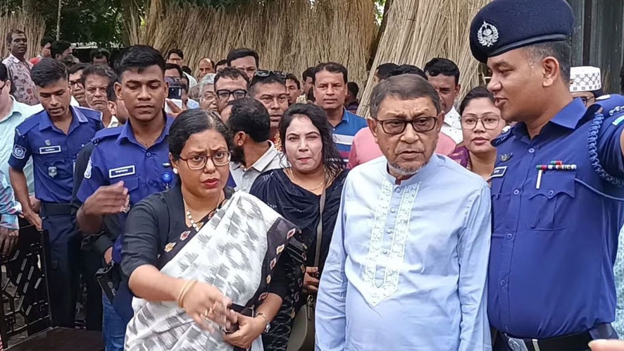ভুল চিকিৎসায়’ মৃত্যু: ছুটে যান 