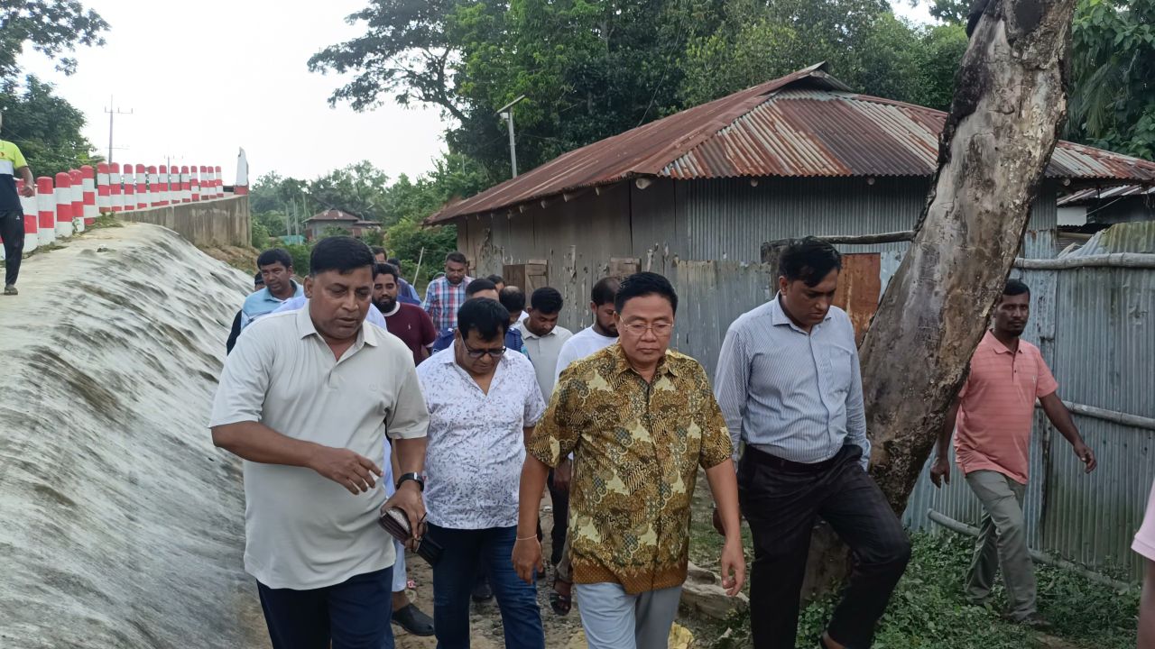 পাঁচ দিনেও ত্রাণ মেলেনি, ঘরহারা মানুষের ঠাঁই অন্যের বাড়িতে