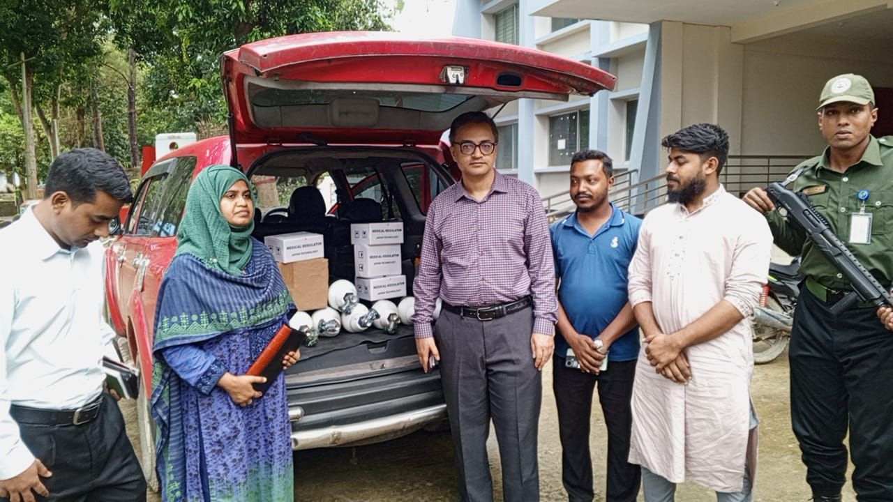 রুমা উপজেলা স্বাস্থ্য কমপ্লেক্সে জেলা প্রশাসনের অক্সিজেন সিলিন্ডার ও চিকিৎসা সামগ্রী বিতরণ