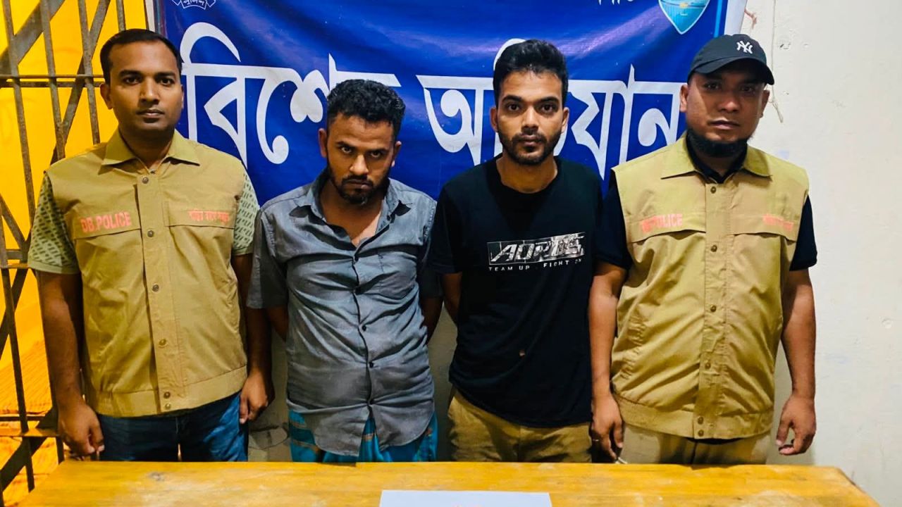 খাগড়াছড়িতে ডিবি পুলিশের বিশেষ অভিযানে ১৫০ পিস ইয়াবাসহ দুইজনকে গ্রেপ্তার করা হয়েছে।