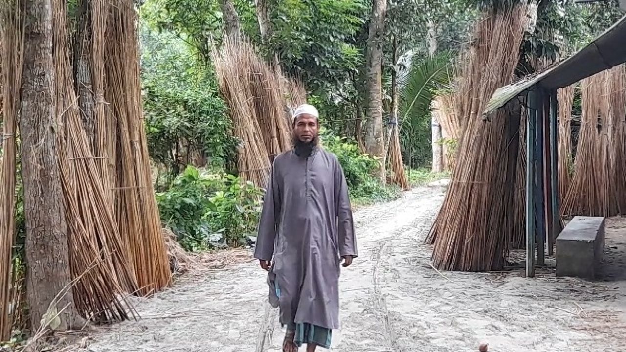 ১৫ বছরেও সংস্কার হয়নি সড়ক, নিজ খরচে মাটি ফেললেন জিন্নাত আলী