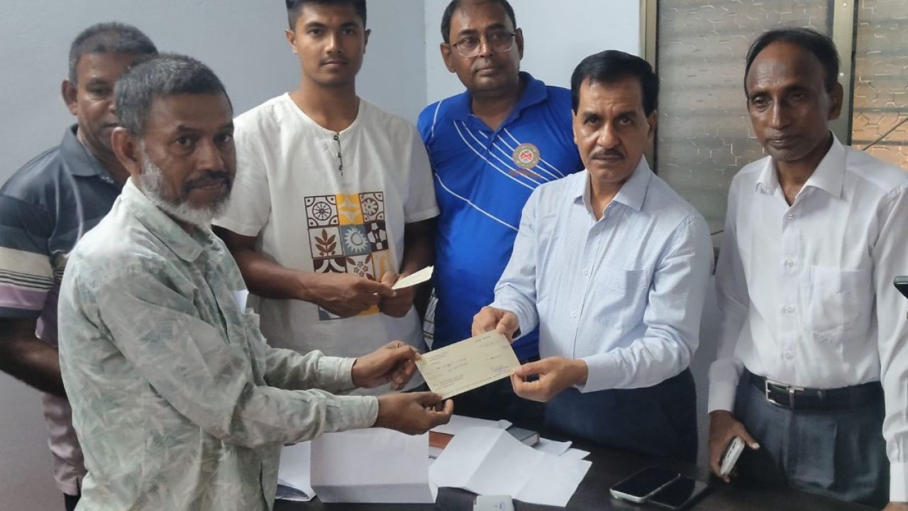 নওগাঁয় ক্যান্সার, কিডনিসহ ছয়টি জটিল ও গুরুতর রোগে আক্রান্ত ৩৮ রোগীর চিকিৎসায় ৯ লাখ টাকার আর্থিক সহায়তার চেক প্রদান