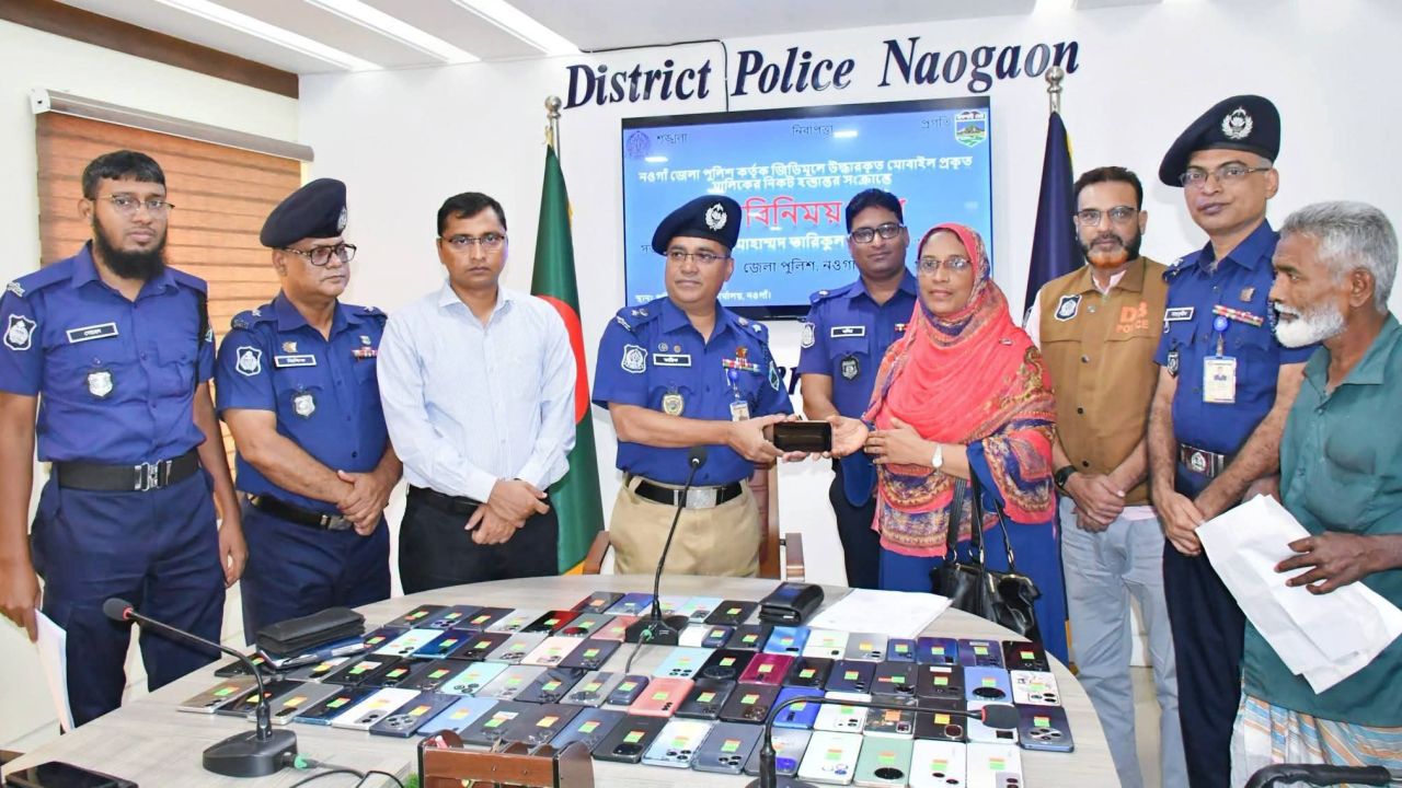 নওগাঁয় ৮০টি হারানো মোবাইল ফোন উদ্ধার, প্রকৃত মালিকের কাছে হস্তান্তর