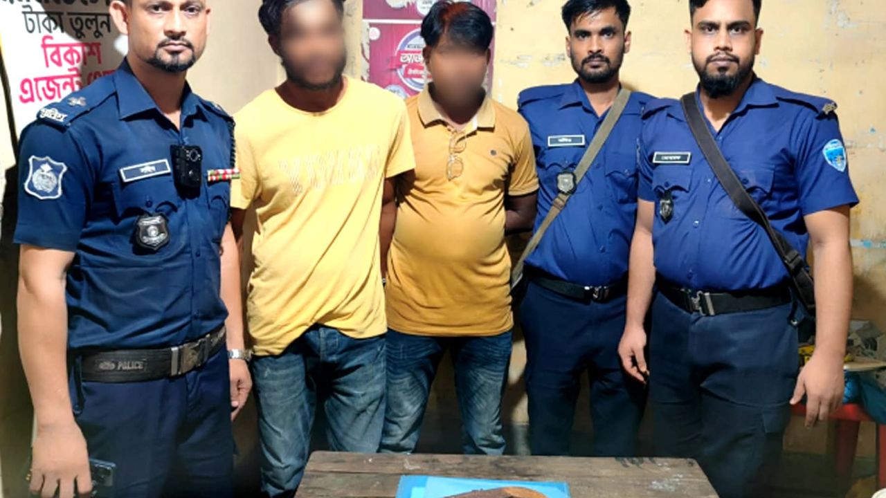 কক্সবাজার পৌরসভার ঘোনার পাড়া এলাকায় পুলিশের অভিযান চালিয়ে অস্ত্রসহ আটক-০২
