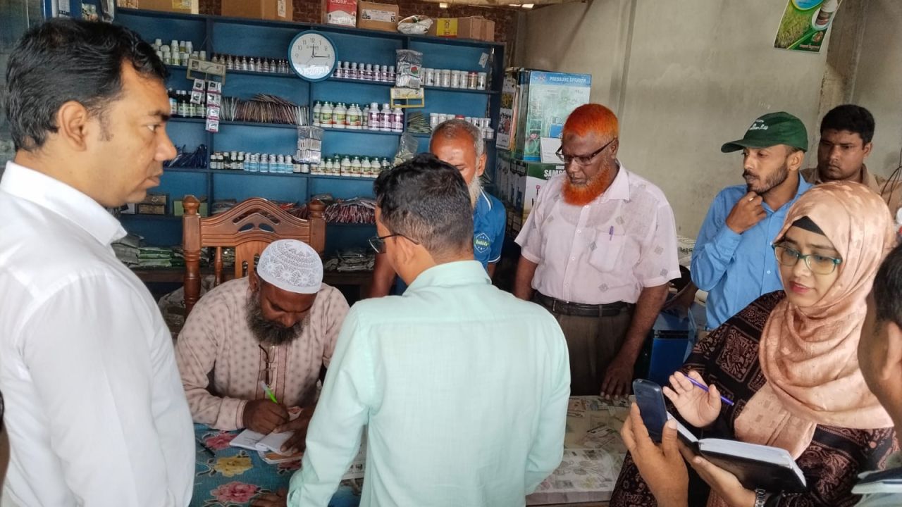 ঘোড়াঘাটে সার বিক্রয়ে অনিয়ম: মোবাইল কোর্টের অভিযানে ৩ ব্যবসায়ীকে জরিমানা