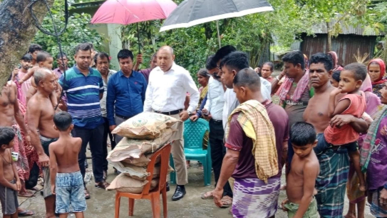 আগুনে ক্ষতিগ্রস্ত পরিবারের পাশে মুকসুদপুরের ইউএনও