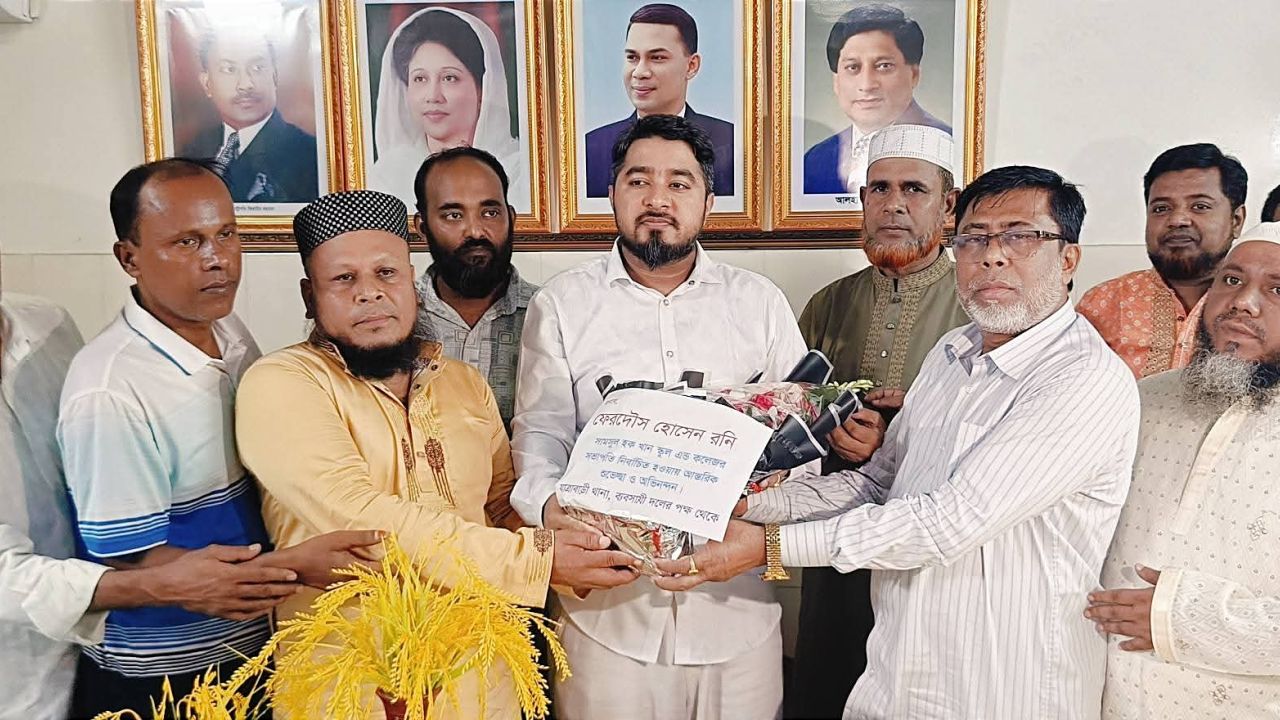 ব্যবসায়ী দলের পক্ষ থেকে শামসুল হক খান স্কুল এন্ড কলেজের নবনির্বাচিত সভাপতিকে ফুলেল শুভেচ্ছা