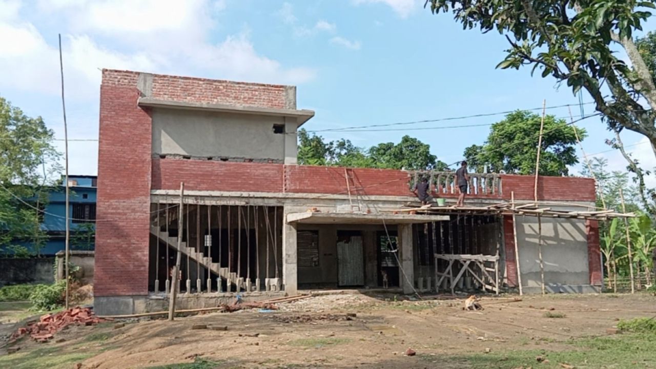 পত্নীতলায় নির্মাণাধীন ভূমি অফিসের কাজ ধীরগতিতে, ঝুঁকিপূর্ণ পুরোনো ভবন নিয়ে উদ্বেগ