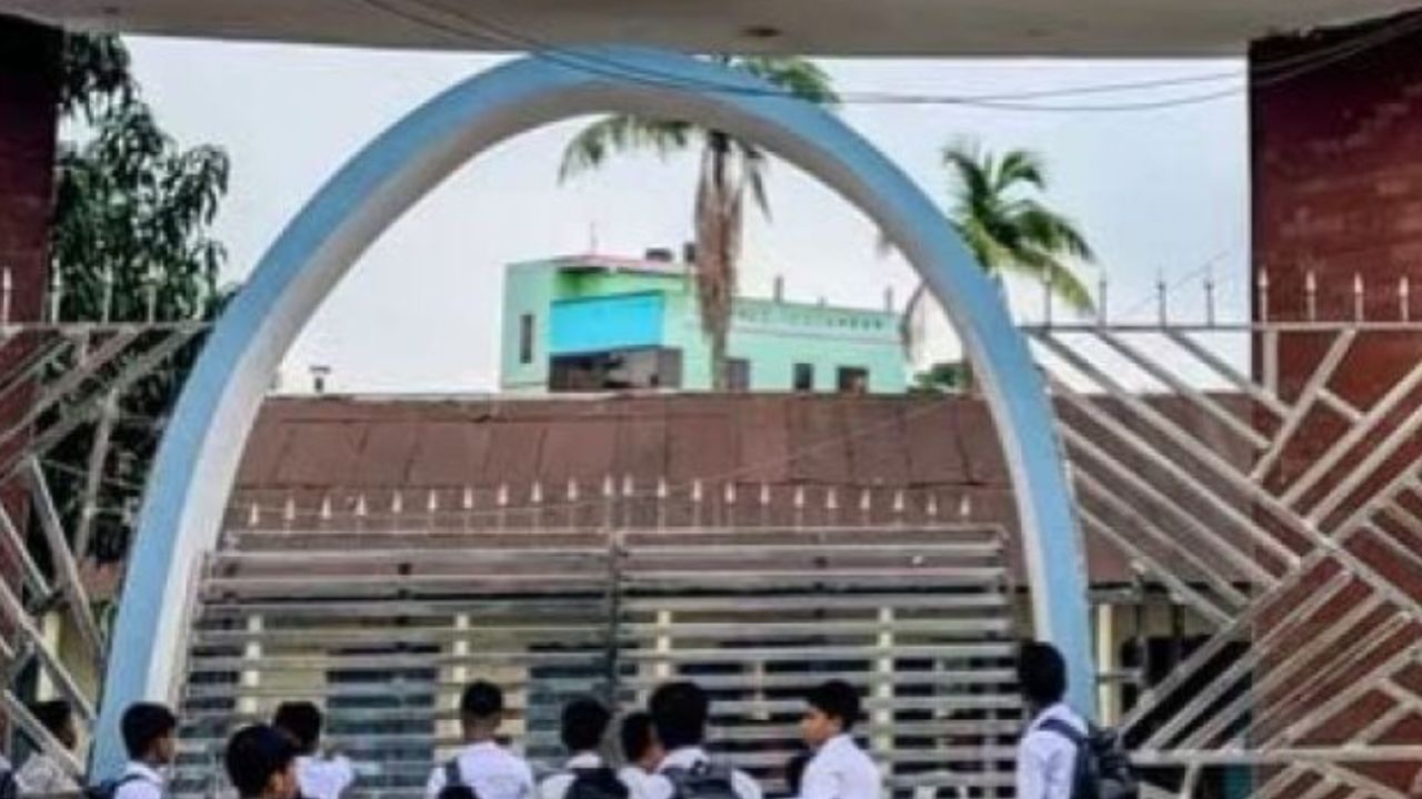 ২১ মাসের বেতন বকেয়া রেখেই ১২ শিক্ষককে ছাঁটাই: হোসেনপুর সরকারি মডেল পাইলট স্কুলে হাহাকার, দিশেহারা পরিবার।