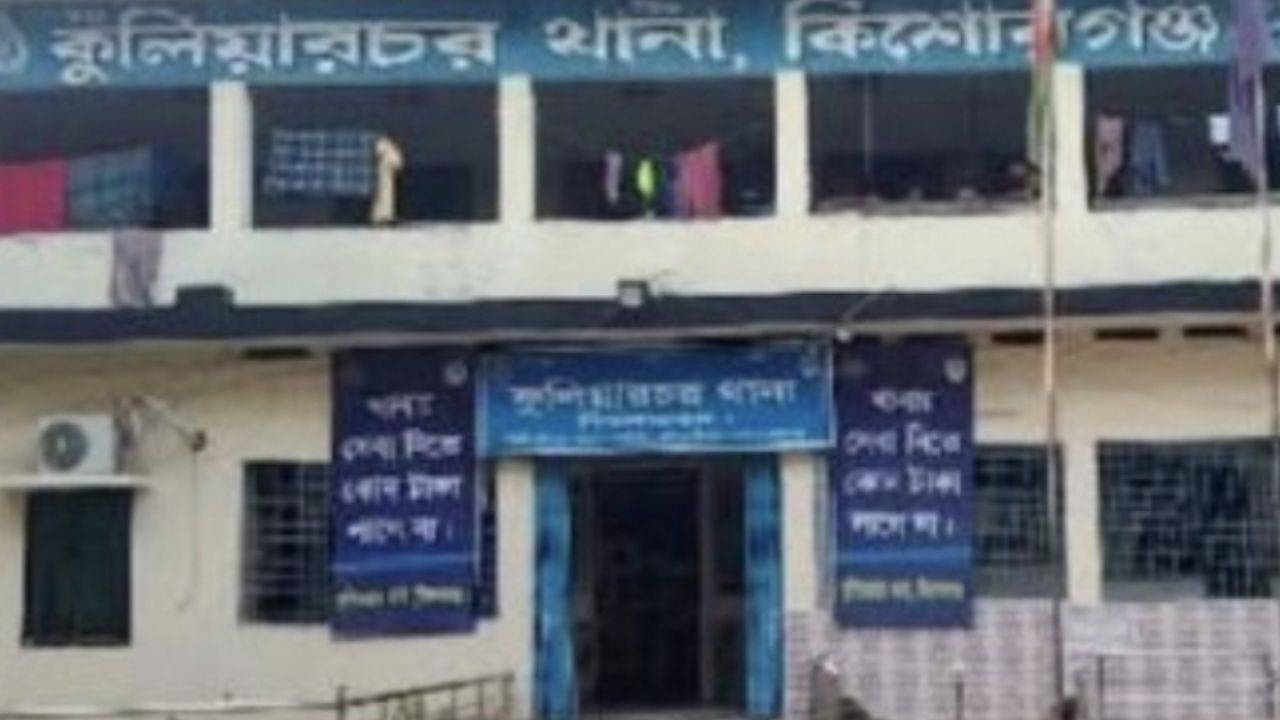 মালামাল ভাগ-বাটোয়ারার চাঞ্চল্যকর অভিযোগ, কুলিয়ারচরে বিপুল ফেনসিডিল ও স্বর্ণালংকারসহ নারী আটক, ৩ দিনেও মামলা না হওয়ায় ক্ষোভ।