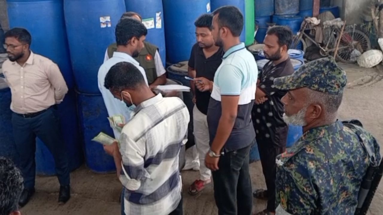 নওগাঁয় ভেজাল ও অনিয়মের বিরুদ্ধে অভিযান, তিন প্রতিষ্ঠানে ১ লাখ ৩০ হাজার টাকা জরিমানা
