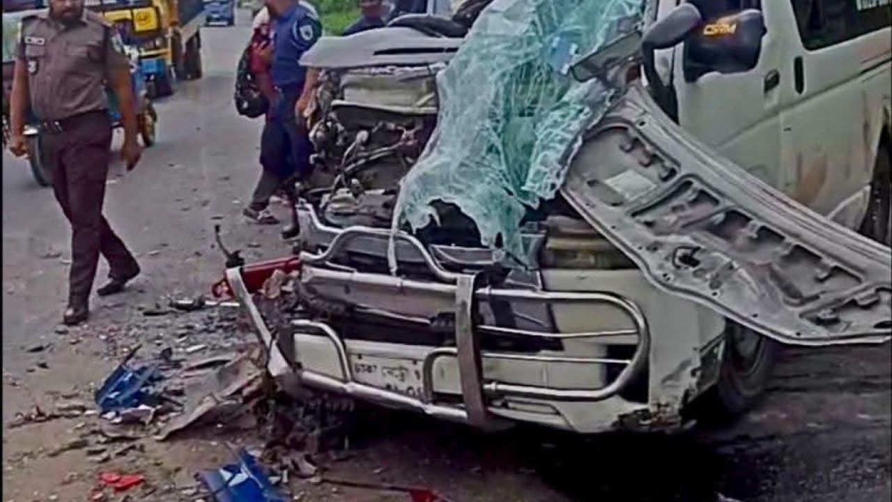 ভাঙ্গায় বাস-অ্যাম্বুলেন্সের মুখোমুখি সংঘর্ষ, রোগীসহ গুরুতর আহত ৪