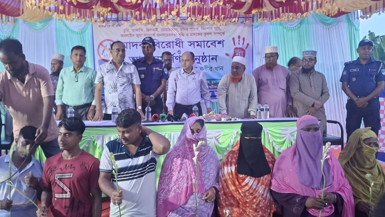 জীবননগরে পুলিশ সুপারের কাছে ১৫ মাদকসংশ্লিষ্ট ব্যক্তির আত্মসমর্পণ
