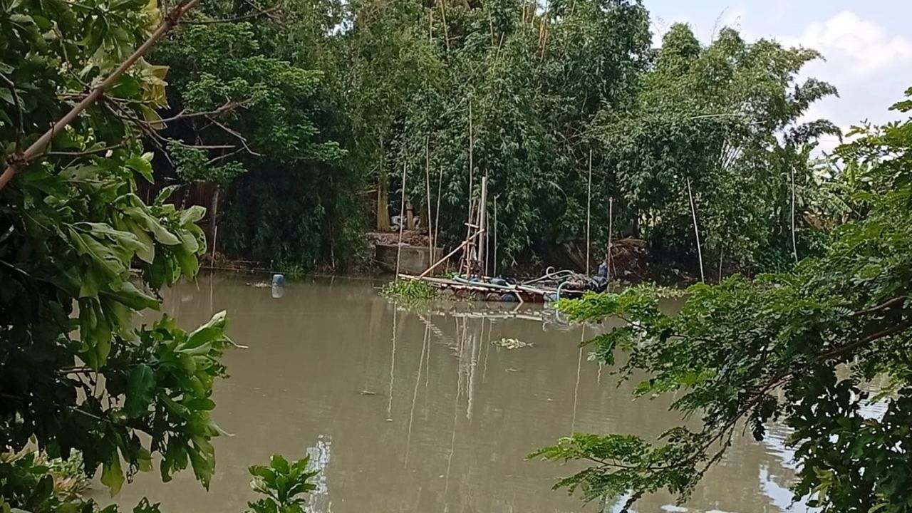 ভাঙ্গায় কুমার নদে ড্রেজারে বালু উত্তোলন ঝুঁকিতে সড়ক ও বিদ্যালয়