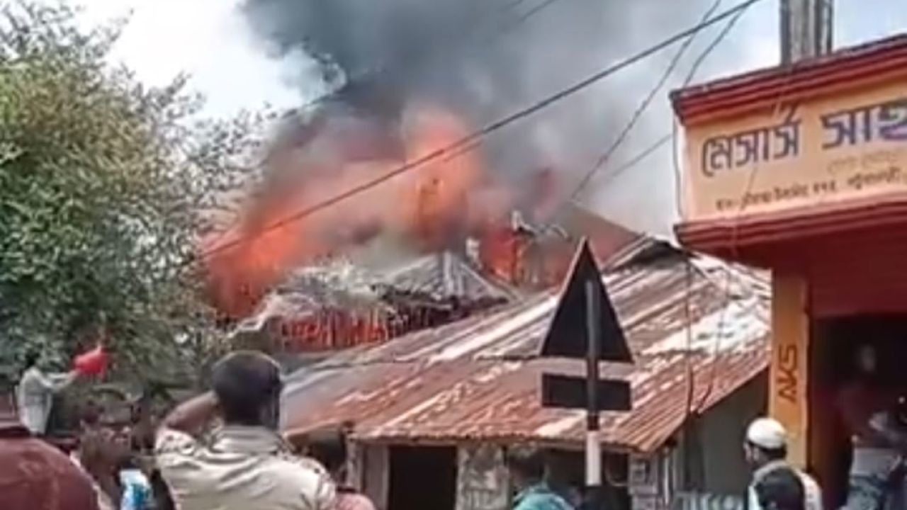   গলাচিপার উলানিয়া বন্দরে  ভয়াবহ আগুন