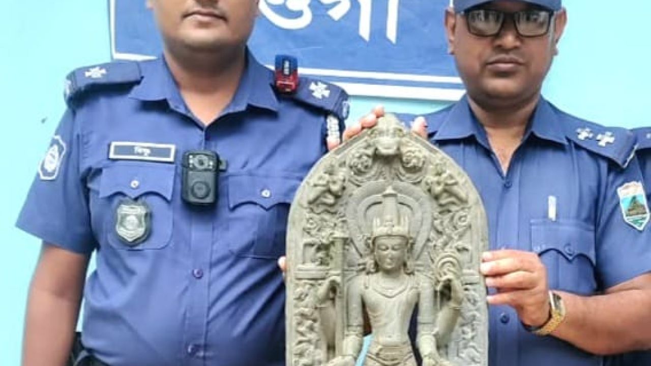নওগাঁর পোরশায় কষ্টিপাথর সদৃশ হিন্দুধর্মীয় দেবতার মূর্তি উদ্ধার