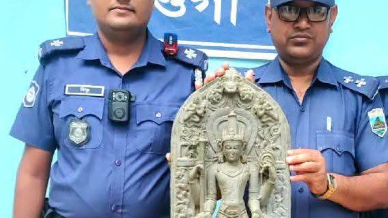 নওগাঁর পোরশায় কাদা মাটির নিচে কষ্টিপাথর সদৃশ দেবতার মূর্তি উদ্ধার